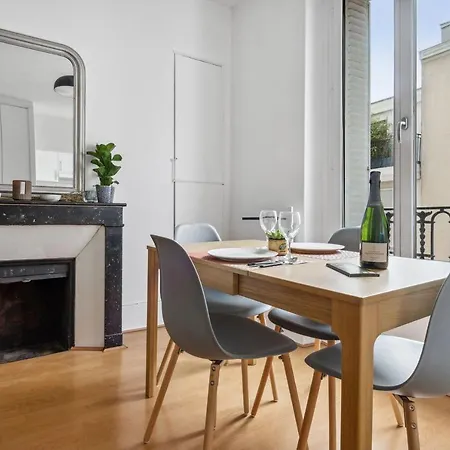 Lovely In Montmartre 巴黎